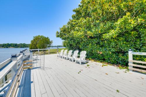 Bayfront Heathsville Home with Crabbing Pier! in Reedville, USA