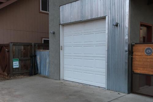 Industrial Old Town Bungalow with Free Cruiser Bikes - image 11