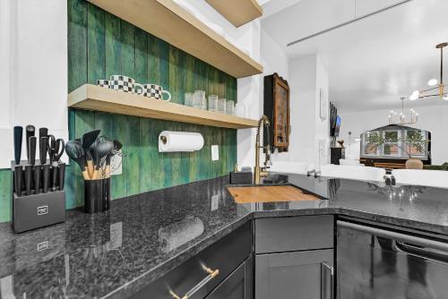 Centrally Located Modern Apartment near Blue Sky Mausoleum