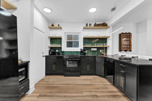 Centrally Located Modern Apartment near Blue Sky Mausoleum