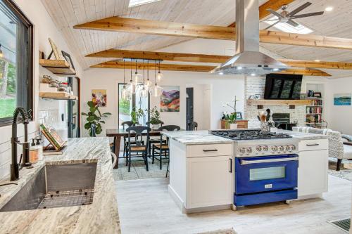 Hendersonville Vacation Rental with Private Hot Tub! in Hendersonville, USA