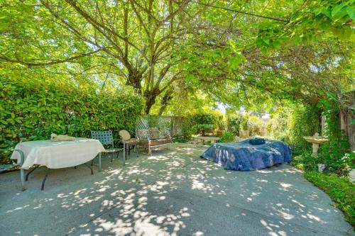 Auburn Cottage with Patios and Garden - 3 Mi to Town! in Auburn (CA)