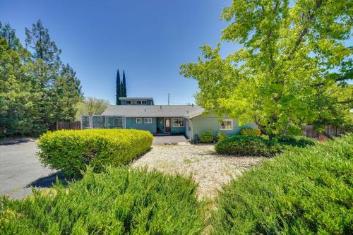 Auburn Cottage with Patios and Garden - 3 Mi to Town! in Auburn (CA)