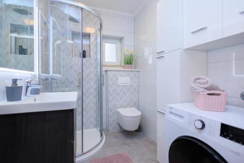 Two-Bedroom Apartment with Terrace and Sea View image 9