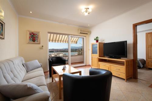 Two-Bedroom Apartment with Balcony and Sea View room in Apartment Maya