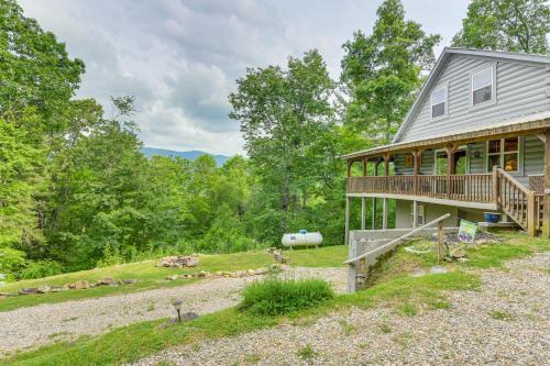 Smoky Mountain Log Cabin Close to Rafting! in Hartford, USA
