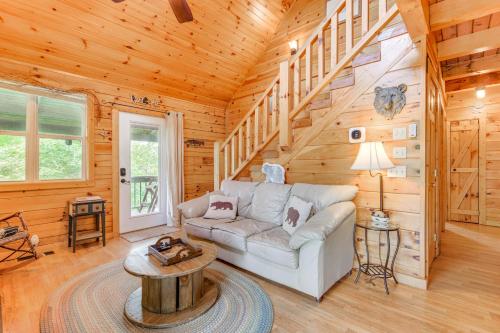 Smoky Mountain Log Cabin Close to Rafting! in Hartford, USA