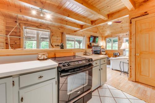 Smoky Mountain Log Cabin Close to Rafting! in Hartford, USA