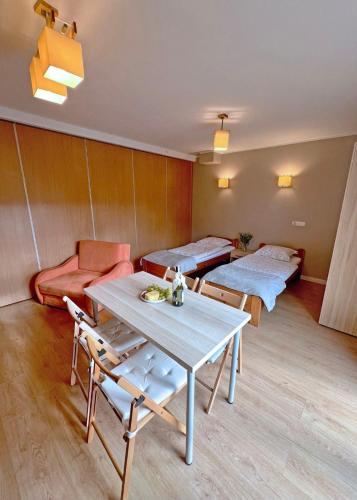 6 twin beds