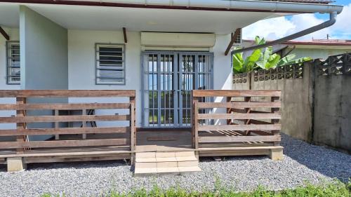 ระเบียง/ชานเรือน, LocaGuyane in มาตูรี