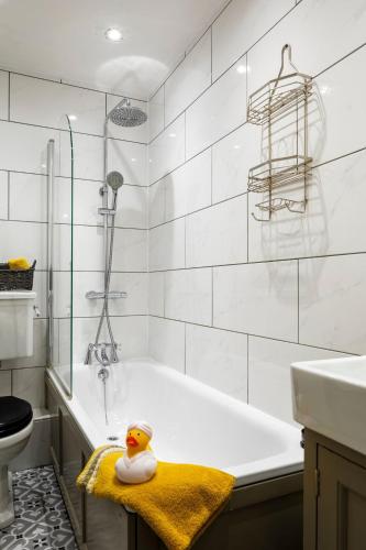 Dream Stays Bath - Trim Street Townhouse with Hot tub, Bath (photo 10)