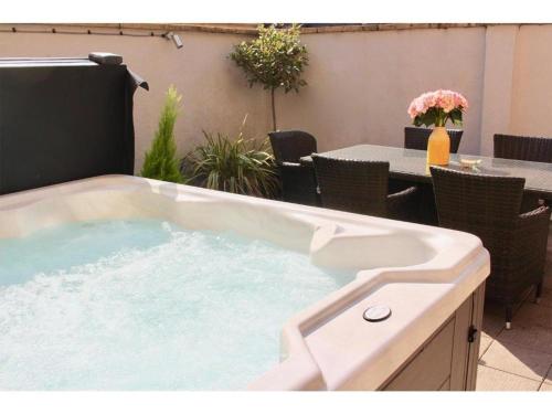 Dream Stays Bath - Trim Street (Hot tub)