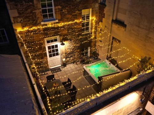 Dream Stays Bath - Trim Street Townhouse with Hot tub, Bath