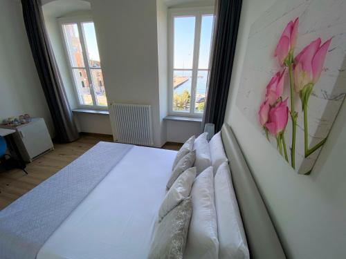 Double Room with Sea View image 8