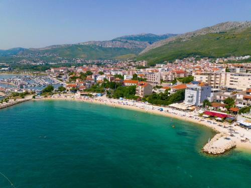 Two-Bedroom Apartment with Balcony and Sea View image 2