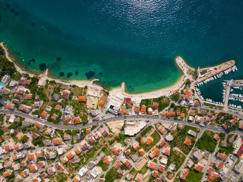 Two-Bedroom Apartment with Balcony and Sea View image 4