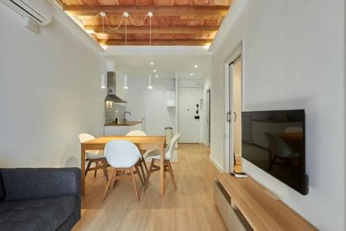 Vibrant and modern apartment near มงจูซ