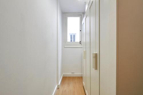 Vibrant and modern apartment near มงจูซ