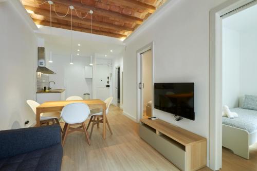 Vibrant and modern apartment near มงจูซ