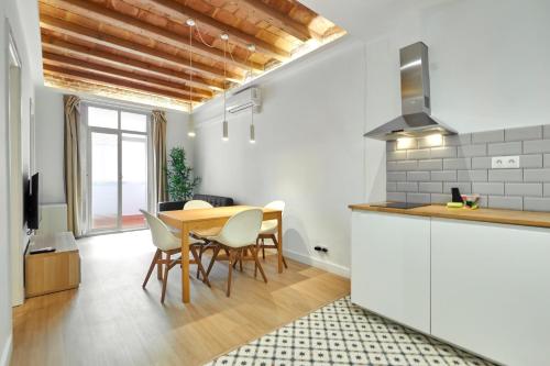 Vibrant and modern apartment, Барселона
