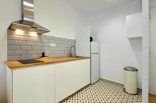 Vibrant and modern apartment near มงจูซ