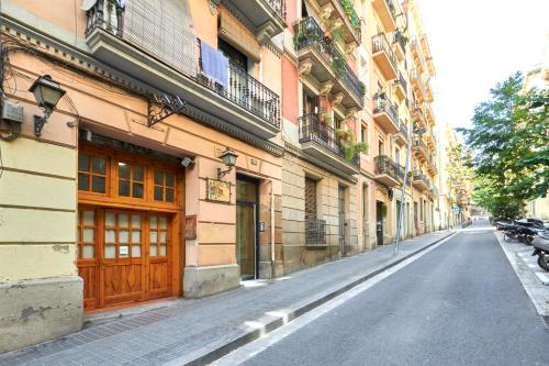 Vibrant and modern apartment near มงจูซ