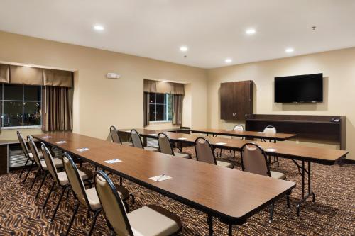 ห้องประชุม / บอลรูม, Microtel Inn & Suites by Wyndham Cambridge in เคมบริจด์ (OH)