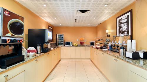 Restaurant, Abercorn Hotel, Trademark Collection by Wyndham in Richmond (BC)