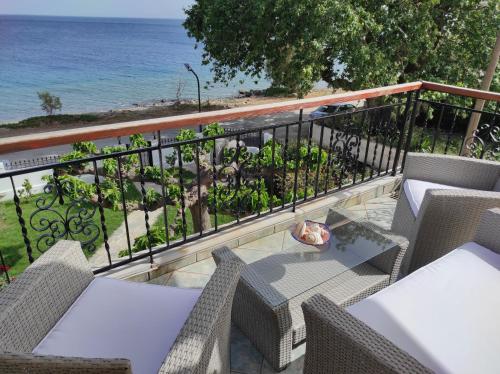 Tas Millstone Seaside House in Marathias (Phocis)