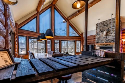 Паб/Коктейль-бар, Chalet bois rond avec spa, foyer et nature privée (Chalet bois rond avec spa, foyer et nature privee) in Сен-Дідас