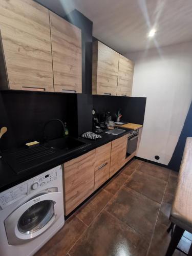 Kitchen, T2 pour 4, proche Versailles, Paris et La Defense in Le Port Marly