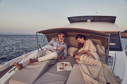 Private Yacht - Jeanneau Prestige 520 Fly - Tap to explore photos