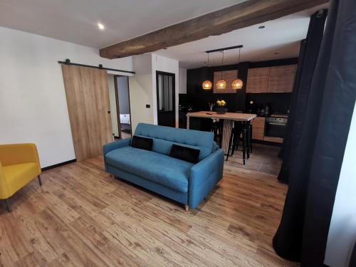 Shared lounge/TV area, T2 pour 4, proche Versailles, Paris et La Defense in Le Port Marly