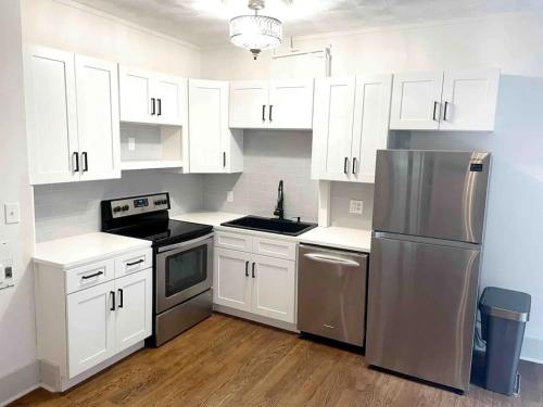 Downtown Knoxville Gem with King Bed and Free Parking