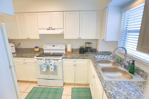 Updated Condo with Pool, Walk to Crescent Beach & Restaurants!