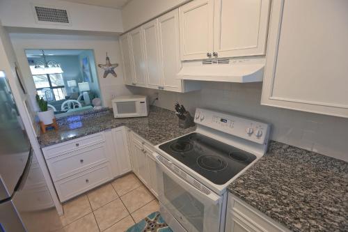Updated Condo with Pool, Walk to Crescent Beach & Restaurants!