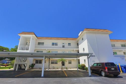 Updated Condo with Pool, Walk to Crescent Beach & Restaurants!