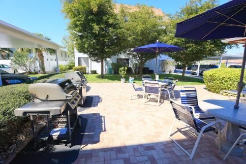 Updated Condo with Pool, Walk to Crescent Beach & Restaurants!