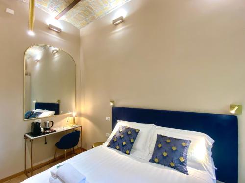 Queen of Rome Luxury Rooms - image 14