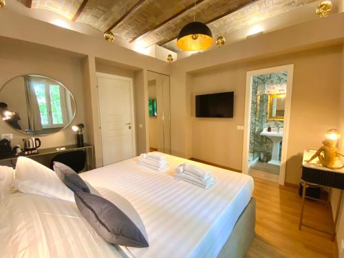 Queen of Rome Luxury Rooms - image 4