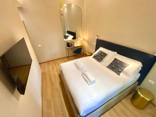 Queen of Rome Luxury Rooms - image 11
