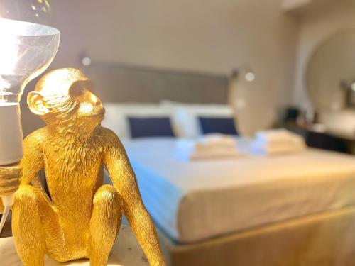 Queen of Rome Luxury Rooms - image 14