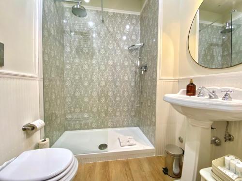 Queen of Rome Luxury Rooms - image 9