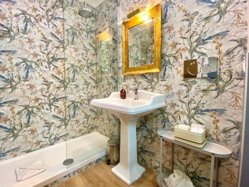 Queen of Rome Luxury Rooms - image 2