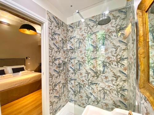 Queen of Rome Luxury Rooms - image 10