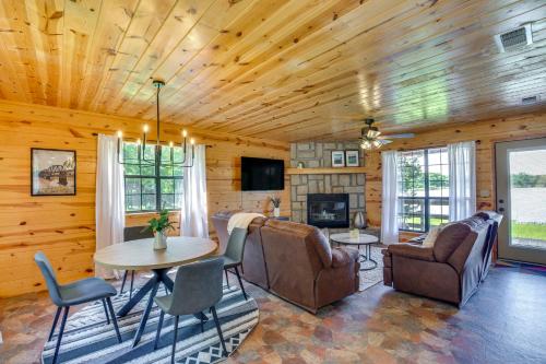 Cabin on Lake Raymond Gary with Dock, Grill and Views! in Fort Towson, USA