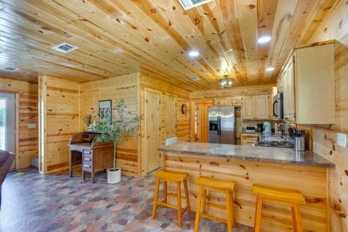 Cabin on Lake Raymond Gary with Dock, Grill and Views! in Fort Towson, USA
