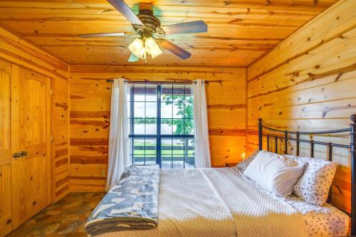 Cabin on Lake Raymond Gary with Dock, Grill and Views! in Fort Towson, USA