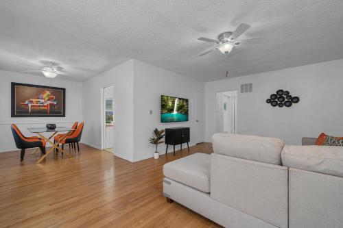 Prime Location 2 Bedroom and 2 Bathroom Retreat in Beverly Hills with FREE Parking in Los Angeles, USA