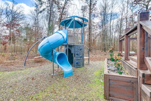 Pet-Friendly Home with Deck in Broken Bow! in De Queen